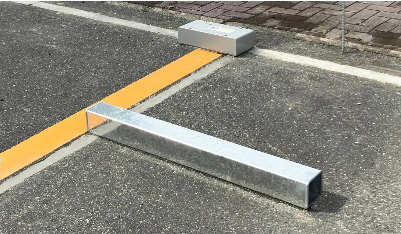車両を検知する機械を斜めから見た写真
